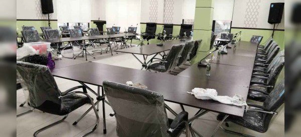 میز کنفرانس برای سمینارهای تجاری