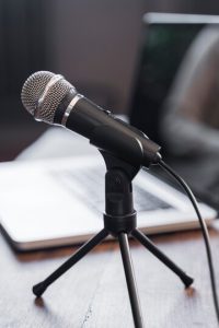 اهمیت میکروفون و باند در راه اندازی سالن کنفراس