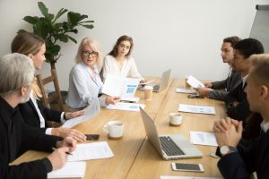 چطور یک میز کنفرانس استاندارد اجاره انتخاب کنیم؟