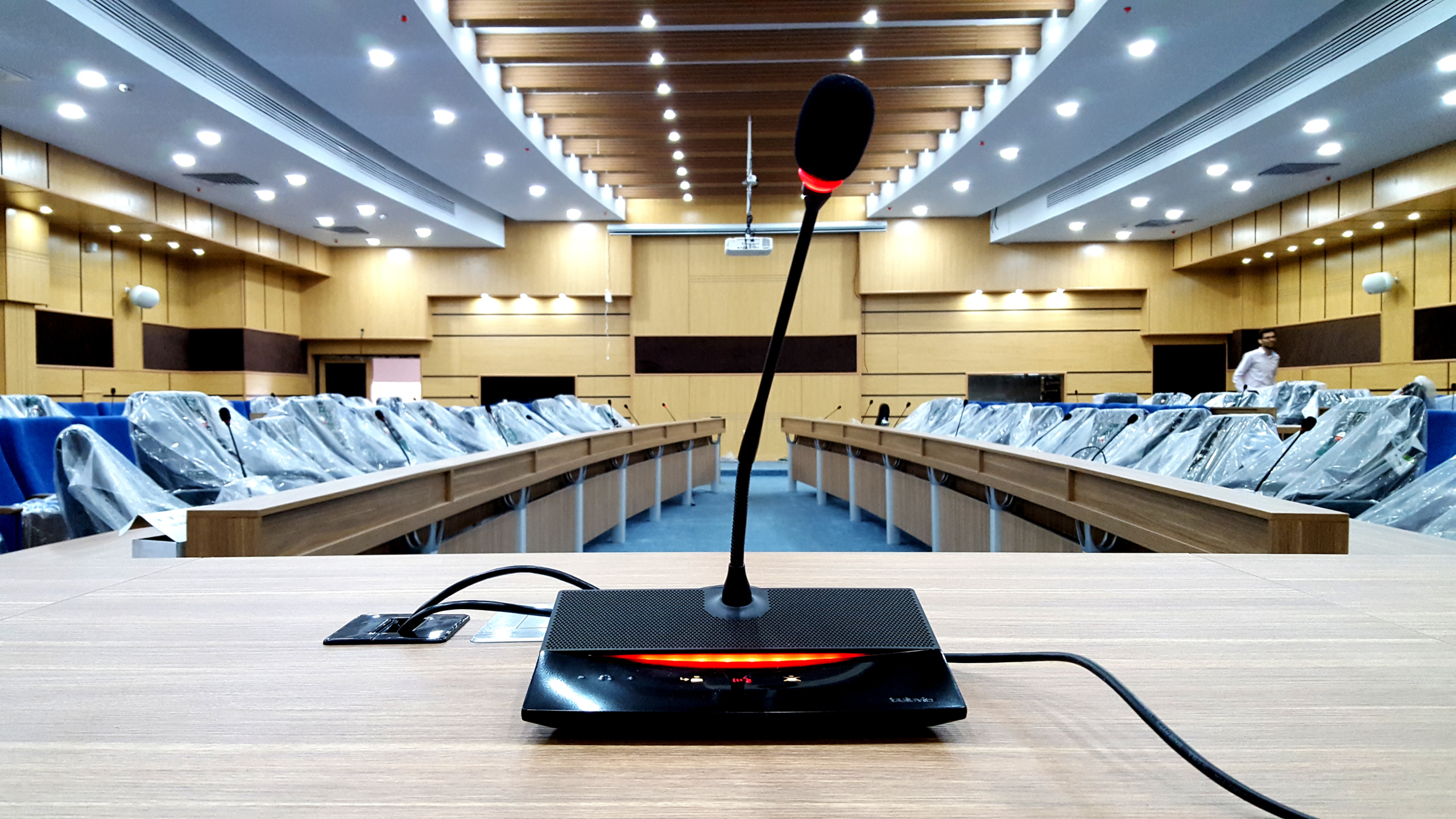 عواملی که بر قیمت نهایی تجهیزات سالن کنفرانس تأثیر دارند؟